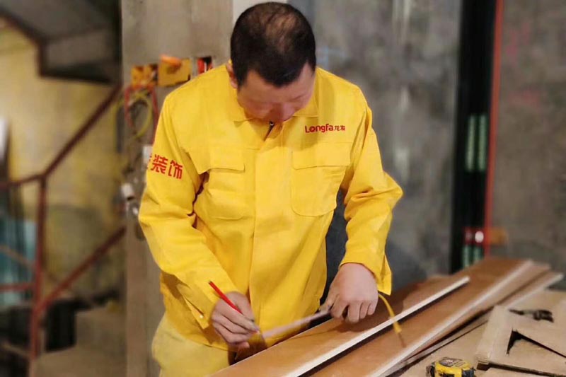 龙发装饰工地工人