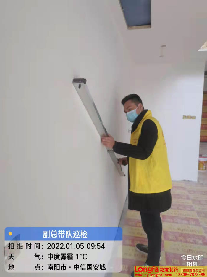 南阳中信国安城小区装修工地巡检墙面垂直度(图1)