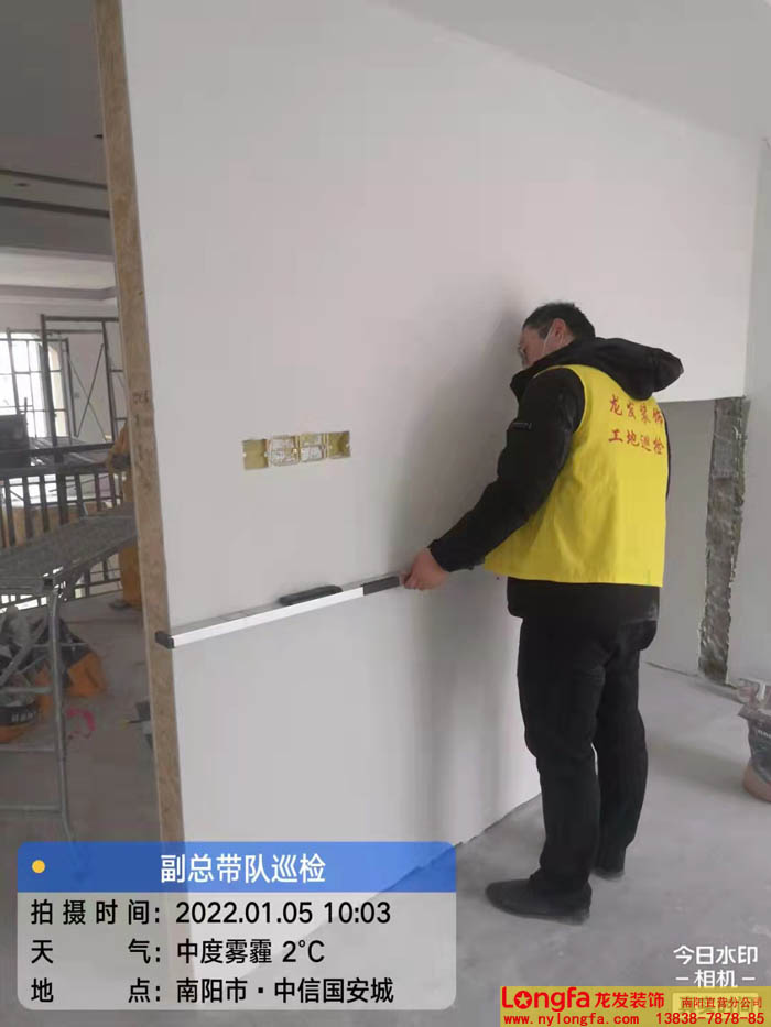南阳中信国安城小区装修工地巡检墙面垂直度(图3)