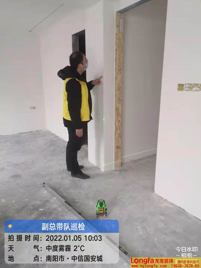 南阳中信国安城小区装修工地巡检墙面垂直度(图2)